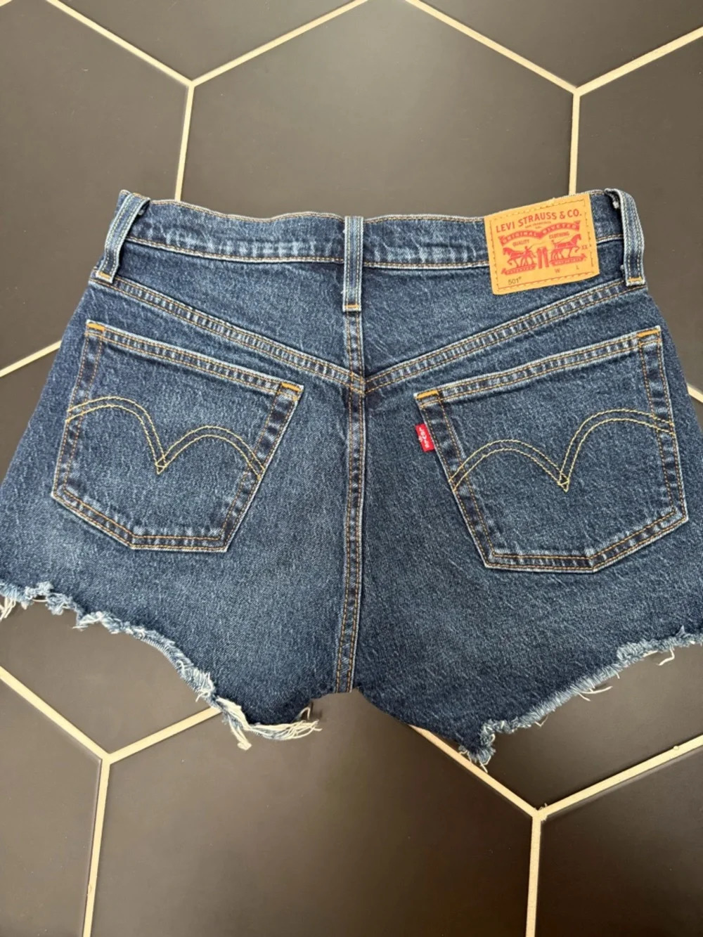 Levi’s Women’s 501 Original Shorts, Size 27, Dark Indigo Worn In - Picture 2 of 3